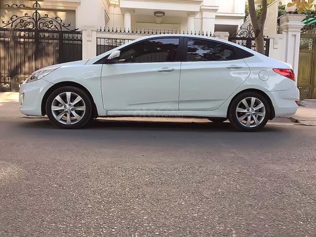 Cần bán lại xe Hyundai Accent 1.4AT năm sản xuất 2015, màu trắng, nhập khẩu nguyên chiếc chính chủ
