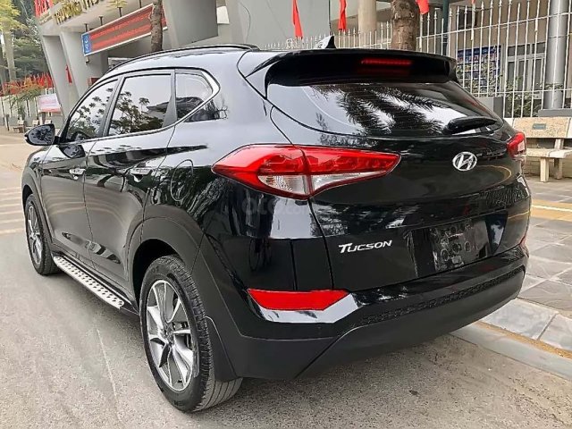 Bán ô tô Hyundai Tucson 2017, màu đen xe còn mới lắm0