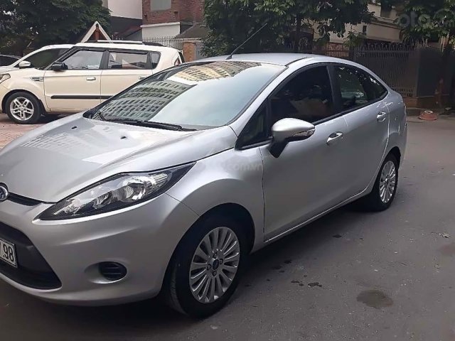 Cần bán Ford Fiesta đời 2012, màu bạc còn mới0