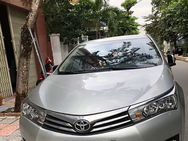 Cần bán gấp Toyota Corolla Altis năm sản xuất 2015, màu bạc, số tự động, xe còn mới lắm