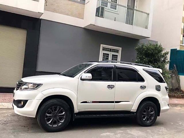 Cần bán gấp Toyota Fortuner sản xuất năm 2015, màu trắng xe còn mới lắm0