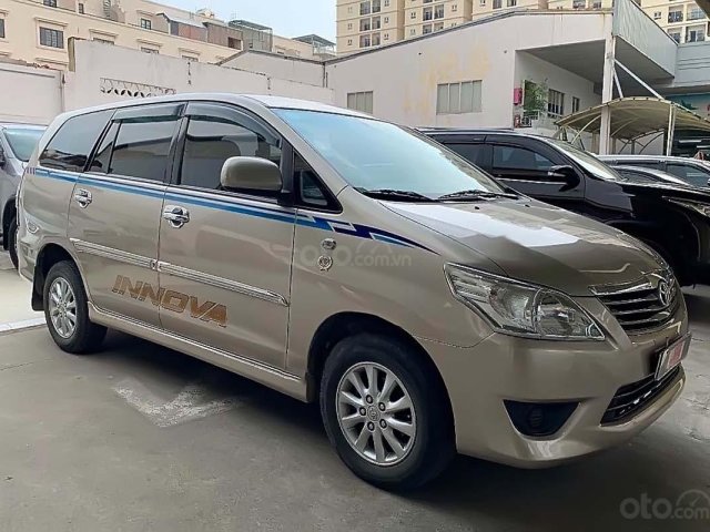 Cần bán xe Toyota Innova 2012, màu vàng, số tự động, giá tốt, xe còn mới lắm0