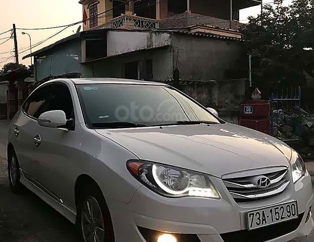 Cần bán lại xe Hyundai Avante sản xuất năm 2013, màu trắng xe còn mới lắm