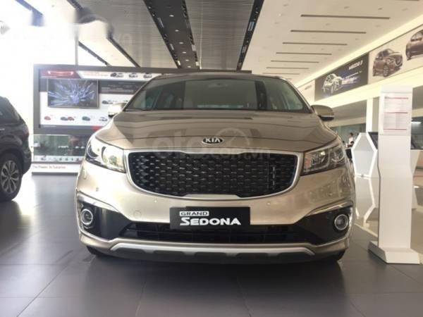 Bán gấp Kia Sedona 3.3 GAT đời 2016, màu vàng cát duy nhất - LH 09617427100