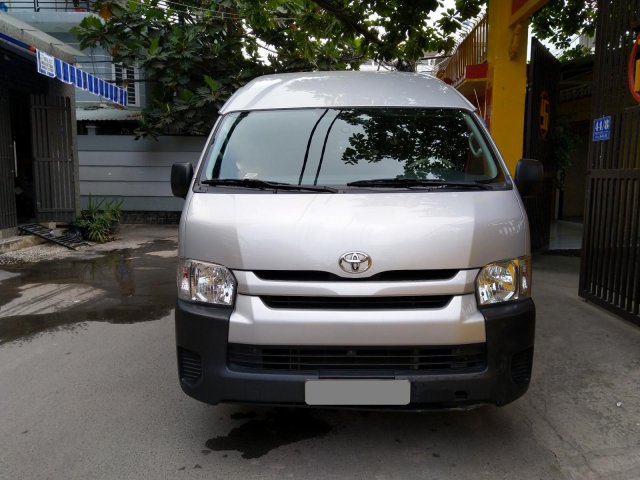 Cần bán Toyota Hiace năm sản xuất 2017, màu bạc, số sàn0