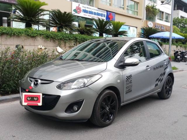 Bán xe Mazda 2 AT sản xuất năm 2013, màu bạc, số tự động