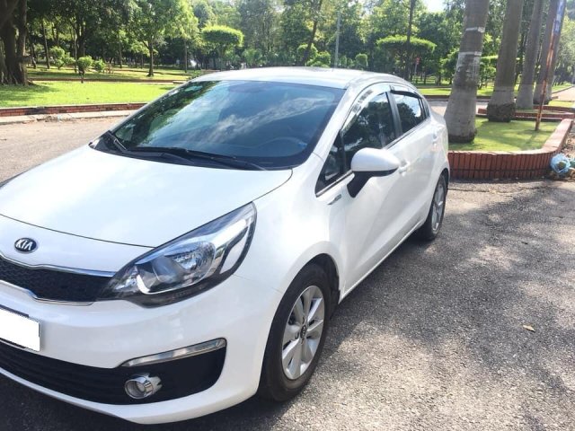 Cần bán lại xe Kia Rio đời 2017, màu trắng, số sàn, giá 386tr