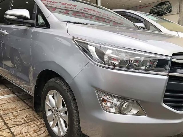 Cần bán gấp Toyota Innova 2.0E năm sản xuất 2017, màu bạc như mới, 640tr0