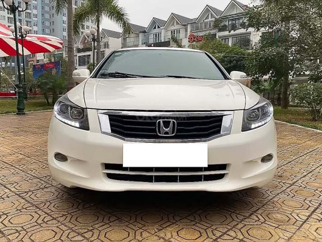 Cần bán gấp Honda Accord 2.0AT sản xuất 2011, màu trắng, xe nhập0