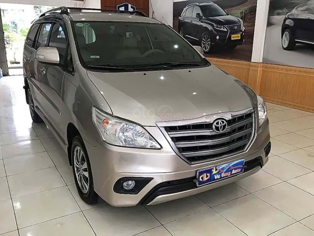 Bán Toyota Innova 2.0E đời 2015, màu vàng giá cạnh tranh0