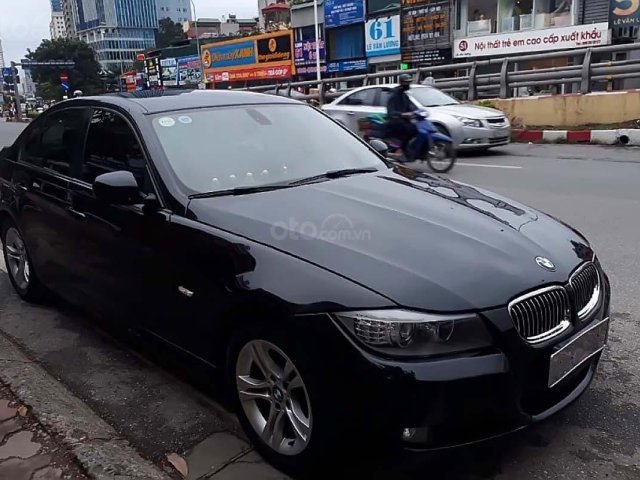 Cần bán BMW 320i 2010, màu đen, xe nhập, số tự động0