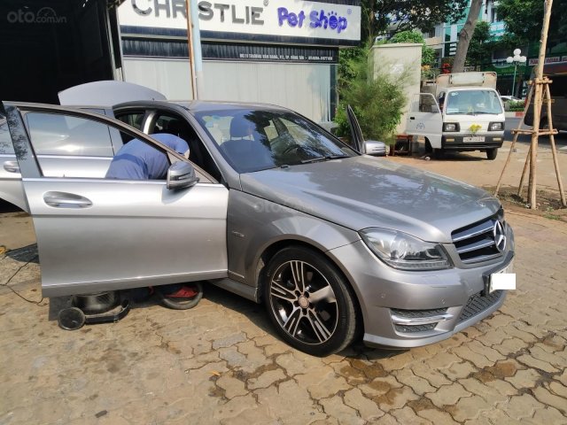 Do nhu cầu đổi xe nên cần bán ô tô Mercedes c200 2014, màu bạc gấp, xe chính chủ còn như mới, liên hệ Mr Nam 09023512150