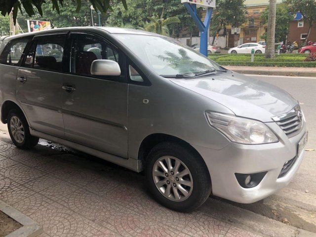 Cần bán xe Toyota Innova 2.0E sản xuất 2013, màu bạc, giá chỉ 410 triệu