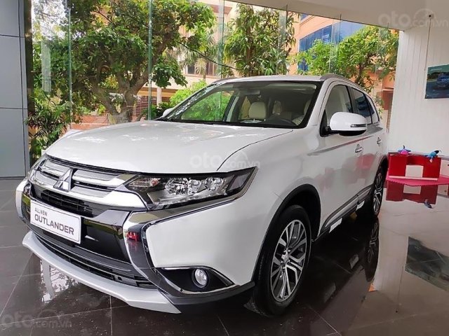 Bán ô tô Mitsubishi Outlander 2.0 CVT 2019, màu trắng, giá 908tr0