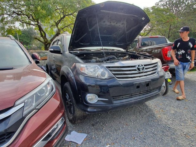 Cần bán xe Toyota Fortuner 2016, màu đen, giá 633tr