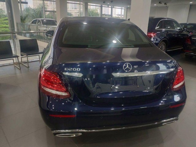 Bán Mercedes E200 2019, màu xanh lam mới 99%