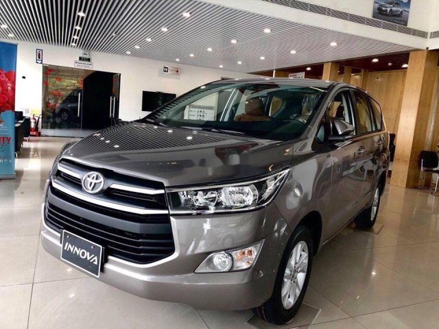 Bán ô tô Toyota Innova đời 2019, màu xám