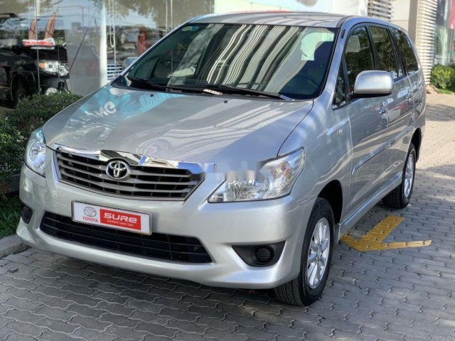 Cần bán xe Toyota Innova sản xuất năm 2013, xe gia đình trùm mền0