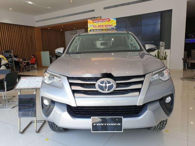 Bán xe Toyota Fortuner năm sản xuất 2020, màu bạc0