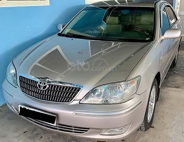 Cần bán xe Toyota Camry 2002, màu vàng, 275tr0