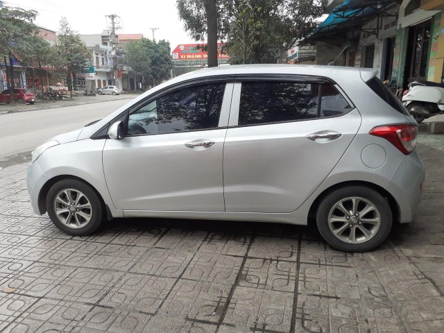 Cần bán Hyundai Grand i10 năm 2016 bản đủ, màu bạc, xe gia đình đi0