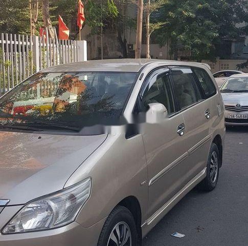 Cần bán gấp Toyota Innova E sản xuất năm 2015 xe gia đình