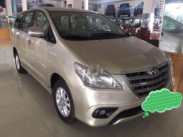 Cần bán Toyota Innova sản xuất năm 2014, màu vàng0