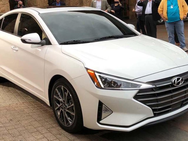 Elantra 2.0AT, giá lăn bánh, tặng thêm 10 triệu đồng0