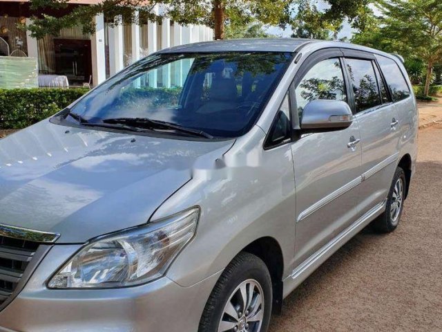 Cần bán gấp Toyota Innova sản xuất năm 2015, màu bạc