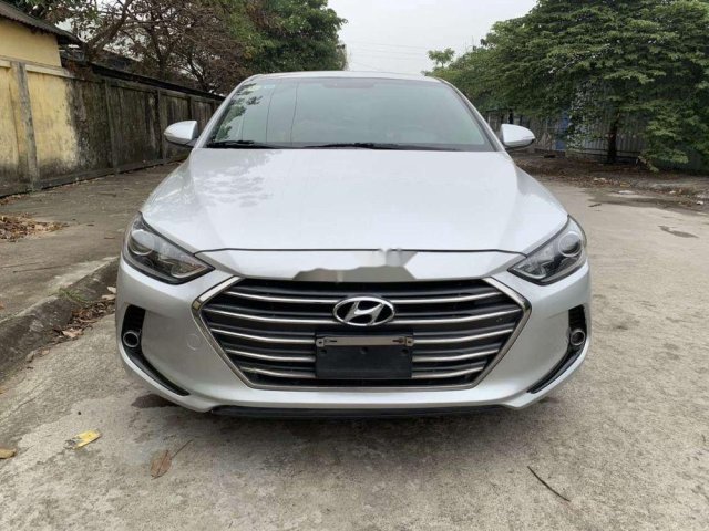 Cần bán Hyundai Elantra năm 2016, màu bạc0