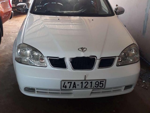 Cần bán gấp Daewoo Lacetti năm 2004, màu trắng, nhập khẩu nguyên chiếc, giá tốt0