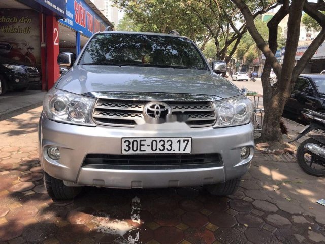 Cần bán Toyota Fortuner 2.7V đời 2011, màu bạc, 495tr