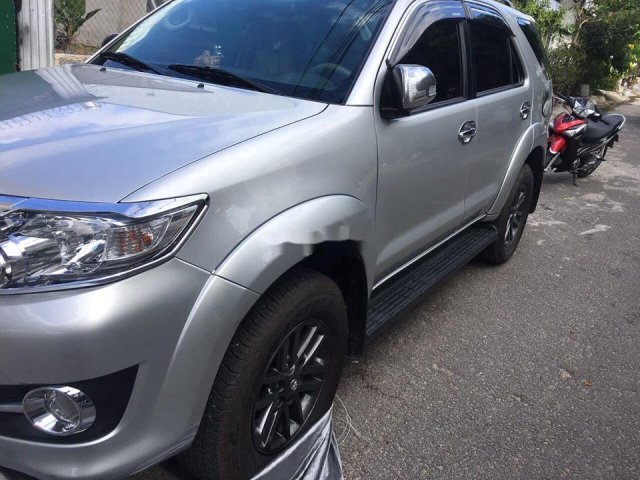 Cần bán lại xe Toyota Fortuner V 4x2AT 2016, màu bạc