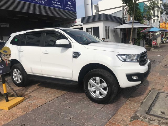 Ford Everest Ambienet số sàn màu trắng đời 2019