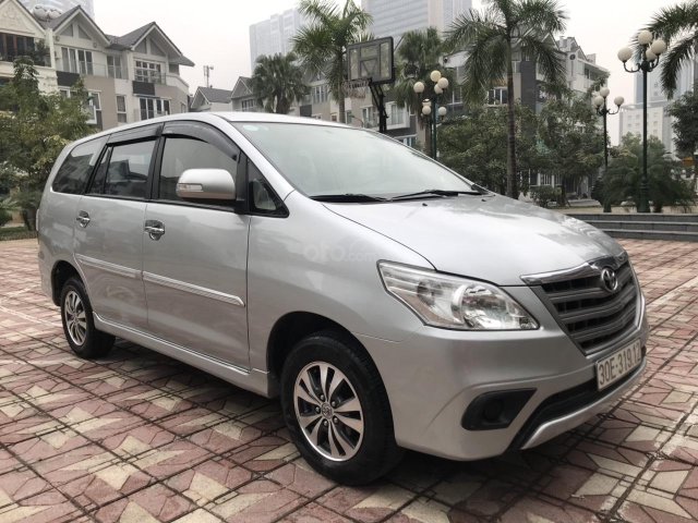 Cần bán Toyota Innova E 2.0MT 2016, màu bạc