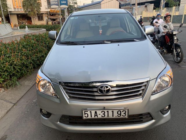 Bán Toyota Innova đời 2012, màu bạc chính chủ