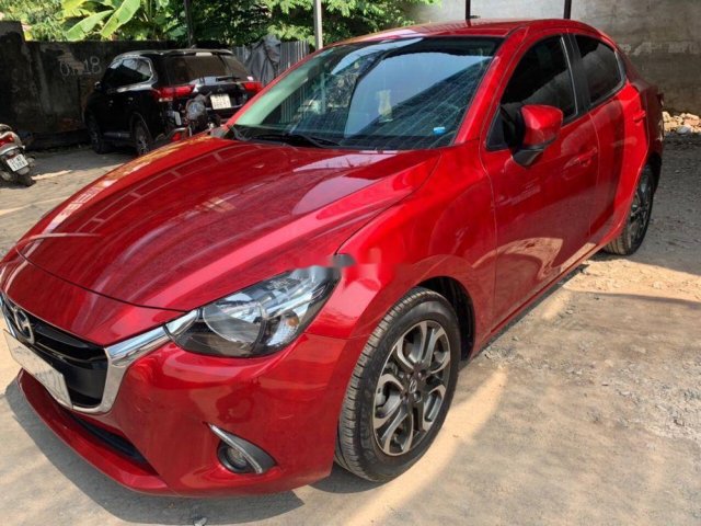 Cần bán lại xe Mazda 2 sản xuất 2016, màu đỏ xe gia đình0