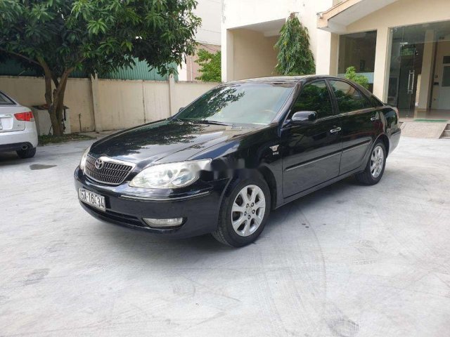 Cần bán lại xe Toyota Camry năm sản xuất 2005, màu đen, xe nhập, mới chạy 135000km0