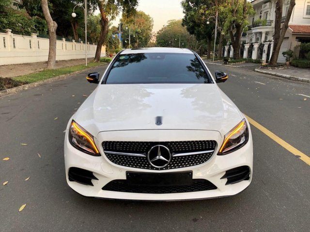 Cần bán xe Mercedes C300 AMG đời 2019, màu trắng0