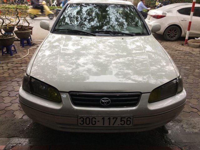 Cần bán Toyota Camry năm 2001, màu trắng