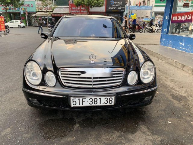 Cần bán gấp Mercedes E280 đời 2005, màu đen xe gia đình, giá chỉ 350 triệu0