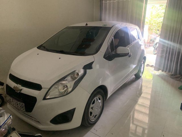 Bán ô tô Chevrolet Spark đời 2017, màu trắng xe gia đình