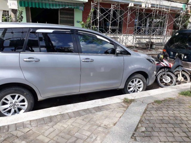 Cần bán gấp Toyota Innova sản xuất 2016, màu bạc số sàn