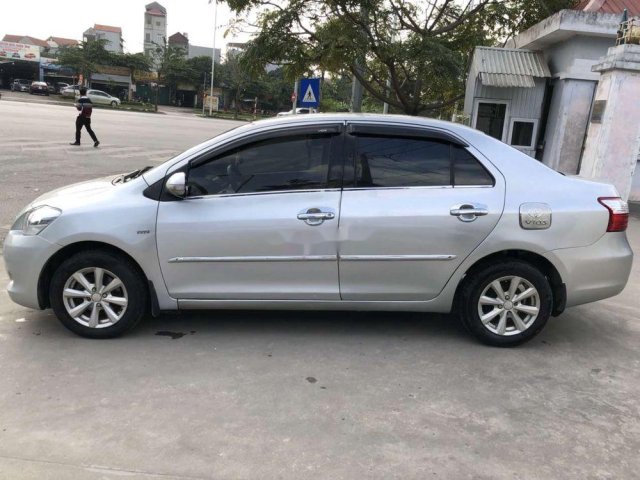 Cần bán gấp Toyota Vios đời 2010, màu bạc0