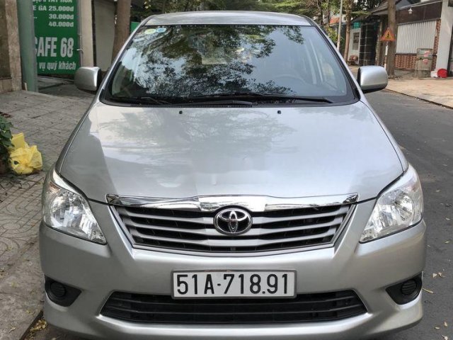 Cần bán lại xe Toyota Innova năm 2013, màu bạc