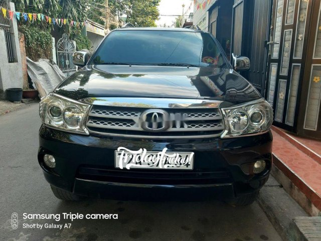 Cần bán gấp Toyota Fortuner 2.7 V AT đời 2010, màu đen