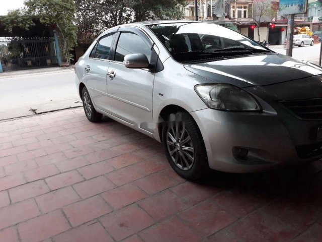 Cần bán xe Toyota Vios AT năm sản xuất 2011, màu bạc0