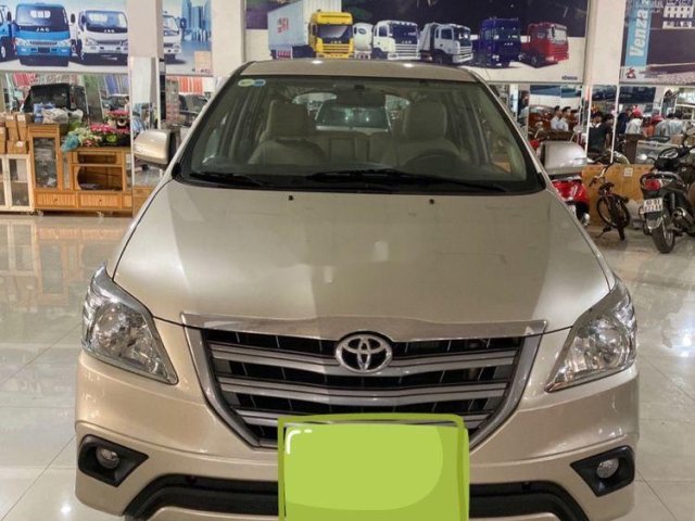 Cần bán Toyota Innova đời 2015, màu vàng, giá tốt0