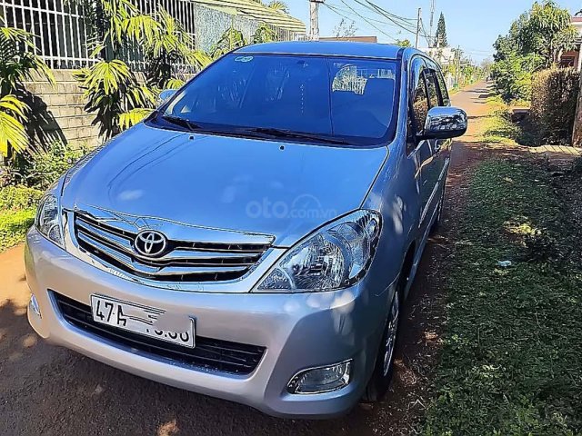 Cần bán xe Toyota Innova sản xuất năm 2010, màu bạc còn mới0