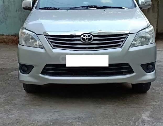 Cần bán Toyota Innova sản xuất 2012, màu bạc0